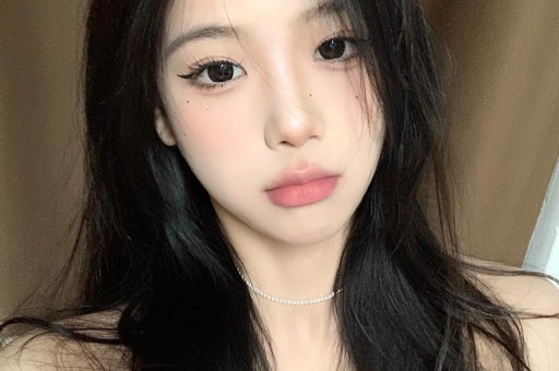 戚薇当妈后越发年轻！穿绿色夹克+白色短裙清新减龄又少女